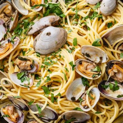   Spaghetti alle Vongole! A Symphony of Briny Delight Meets Luscious Garlic Embrace